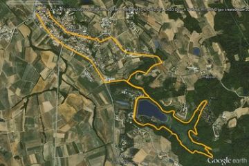 Foto aerea con traccia dell'Anello del Lago (A) - segnavia Blu 